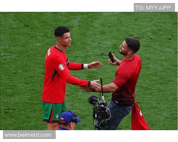 欧冠赛场惊现奇葩时刻球迷闯入抢夺C罗球衣引发热议